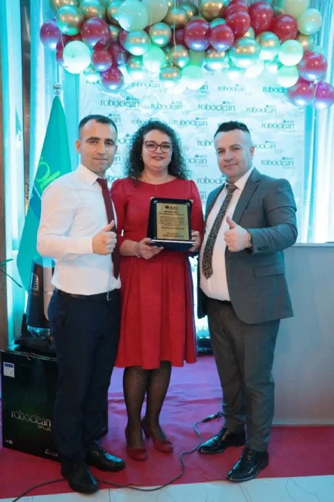 Plaque presentation with three participants